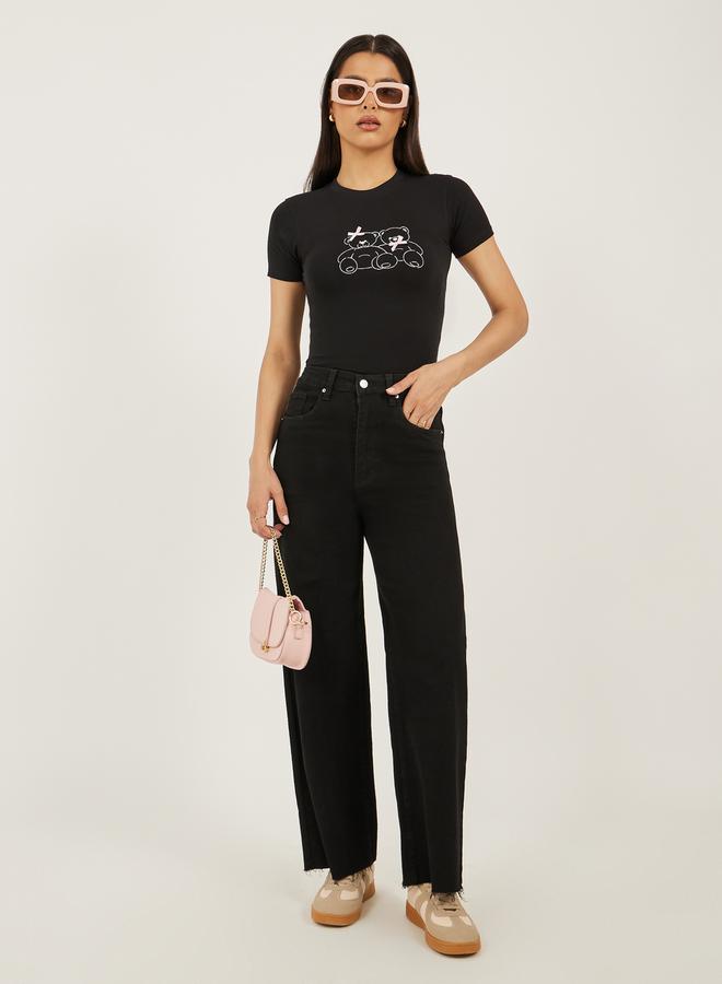 ستايلي تيشيرت ضيق بأكمام قصيرة وطبعة دب مع تفاصيل شريط - Image 3